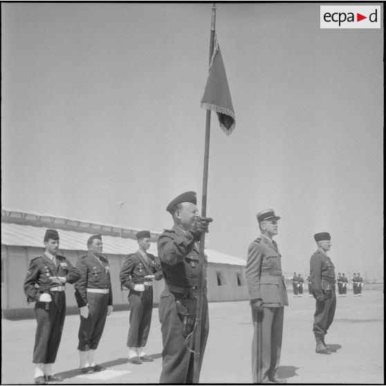 Une cérémonie militaire sur un terrain d’aviation. [Description en cours]