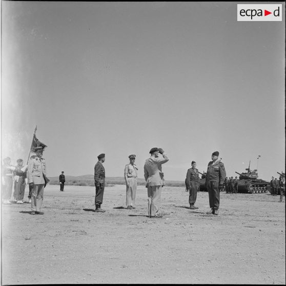 Cérémonie militaire avec le 5e RCA. [Description en cours]