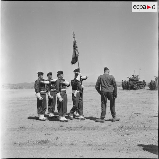 Cérémonie militaire avec le 5e RCA. [Description en cours]