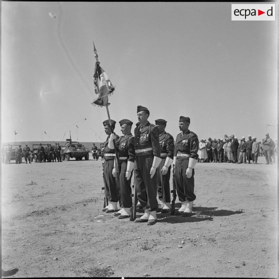 Cérémonie militaire avec le 5e RCA. [Description en cours]