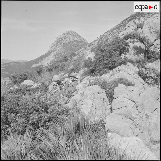 Vie quotidienne en poste. [Description en cours]