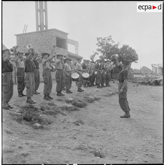 À Tigzirt chez le 15e bataillon de chasseurs alpins (BCA). [Description en cours]