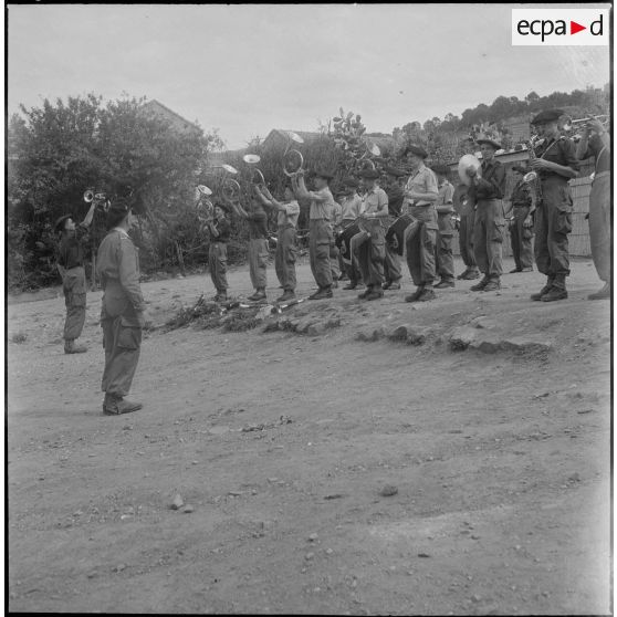 À Tigzirt chez le 15e bataillon de chasseurs alpins (BCA). [Description en cours]