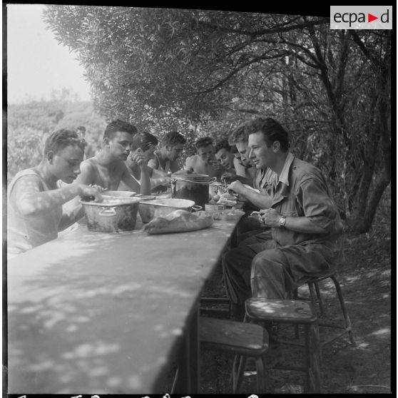 À Tigzirt chez le 15e bataillon de chasseurs alpins (BCA). [Description en cours]