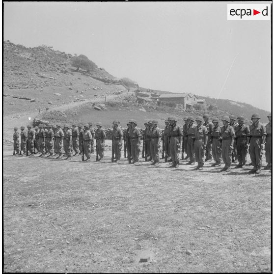 Prise d’armes à la 3eme compagnie du 15e BCA. [Description en cours]<br>