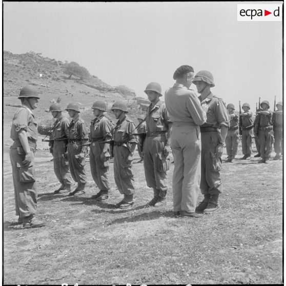 Prise d’armes à la 3eme compagnie du 15e BCA. [Description en cours]<br>