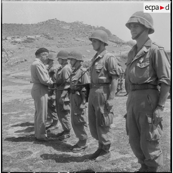 Prise d’armes à la 3eme compagnie du 15e BCA. [Description en cours]<br>
