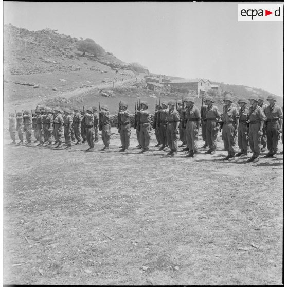 Prise d’armes à la 3eme compagnie du 15e BCA. [Description en cours]<br>