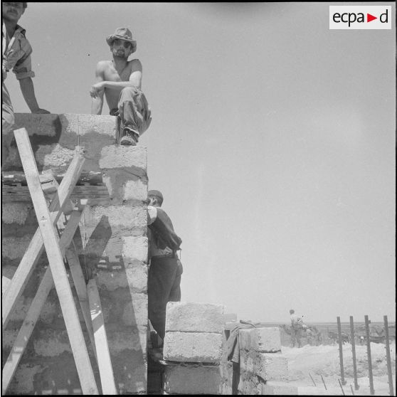 Travaux de défense et d'aménagement près d’une frontière. [Description en cours]