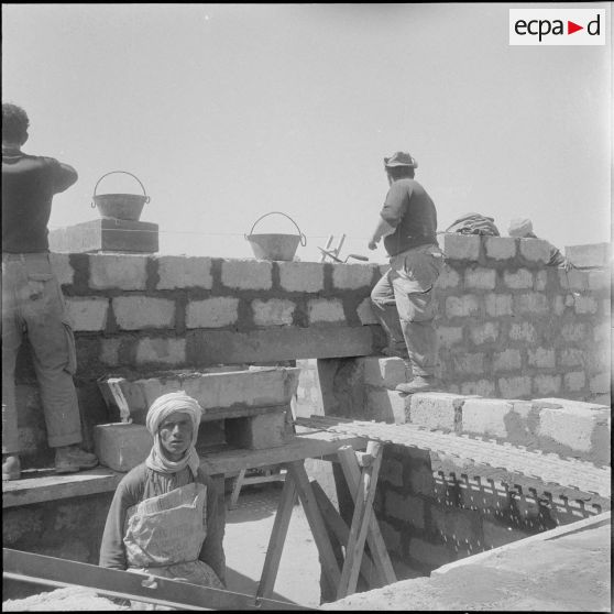 Travaux de défense et d'aménagement près d’une frontière. [Description en cours]