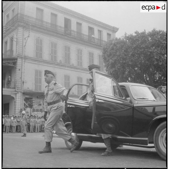 Prise d'armes à Bône en l'honneur des trois soldats français assassinés par le FLN. [Description en cours]