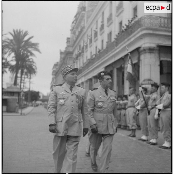 Prise d'armes à Bône en l'honneur des trois soldats français assassinés par le FLN. [Description en cours]