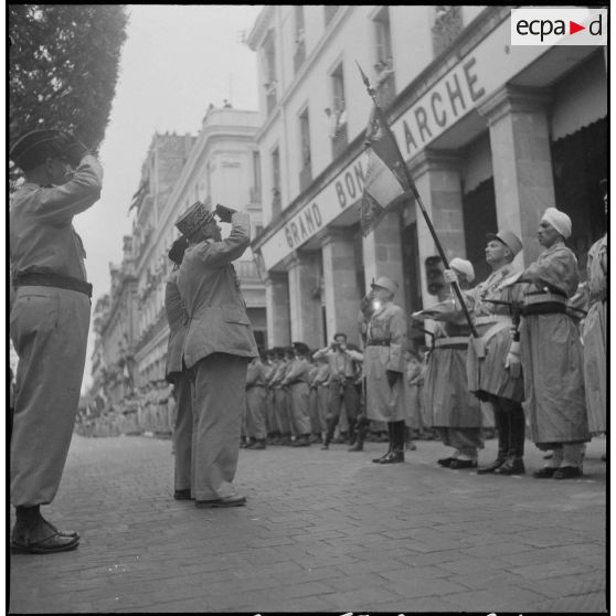 Prise d'armes à Bône en l'honneur des trois soldats français assassinés par le FLN. [Description en cours]