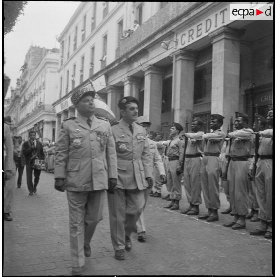 Prise d'armes à Bône en l'honneur des trois soldats français assassinés par le FLN. [Description en cours]