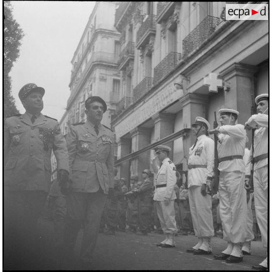 Prise d'armes à Bône en l'honneur des trois soldats français assassinés par le FLN. [Description en cours]