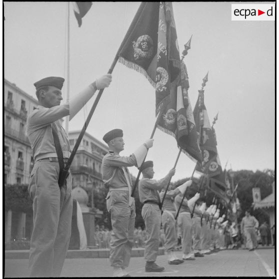 Prise d'armes à Bône en l'honneur des trois soldats français assassinés par le FLN. [Description en cours]