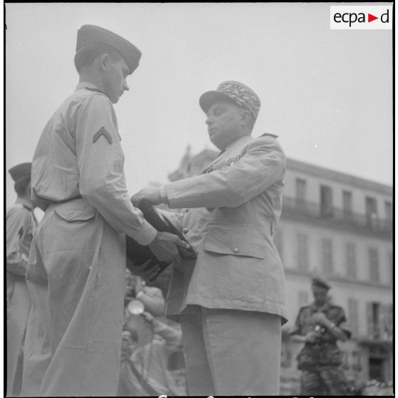 Prise d'armes à Bône en l'honneur des trois soldats français assassinés par le FLN. [Description en cours]