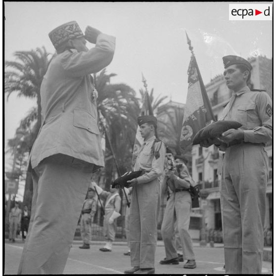 Prise d'armes à Bône en l'honneur des trois soldats français assassinés par le FLN. [Description en cours]