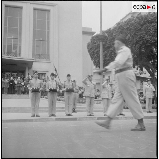 Prise d'armes à Bône en l'honneur des trois soldats français assassinés par le FLN. [Description en cours]