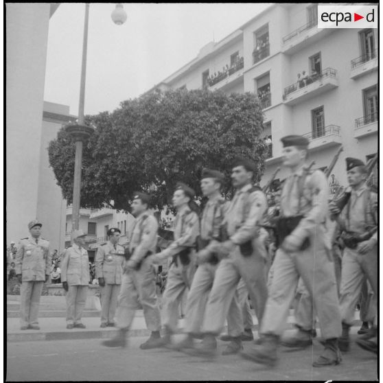 Prise d'armes à Bône en l'honneur des trois soldats français assassinés par le FLN. [Description en cours]