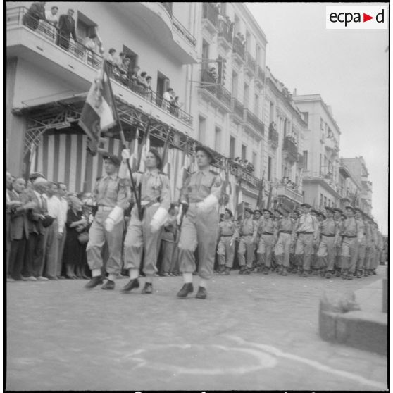 Prise d'armes à Bône en l'honneur des trois soldats français assassinés par le FLN. [Description en cours]