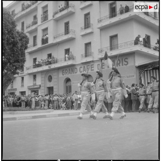 Prise d'armes à Bône en l'honneur des trois soldats français assassinés par le FLN. [Description en cours]