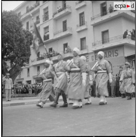 Prise d'armes à Bône en l'honneur des trois soldats français assassinés par le FLN. [Description en cours]
