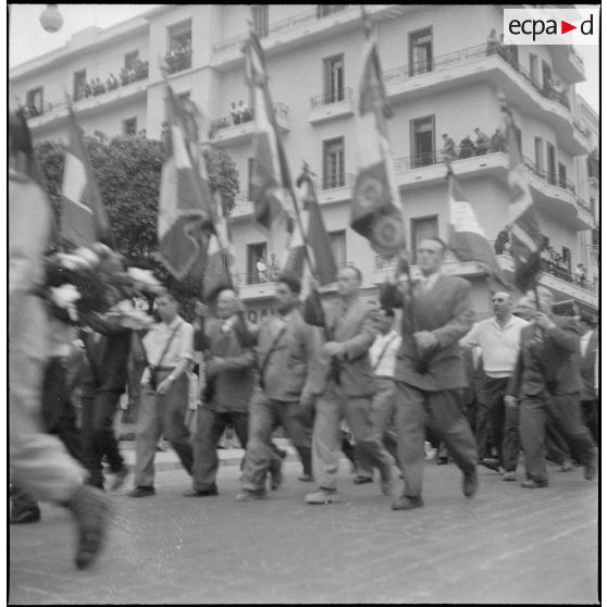 Prise d'armes à Bône en l'honneur des trois soldats français assassinés par le FLN. [Description en cours]