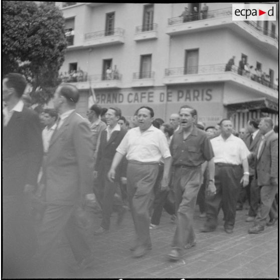 Prise d'armes à Bône en l'honneur des trois soldats français assassinés par le FLN. [Description en cours]