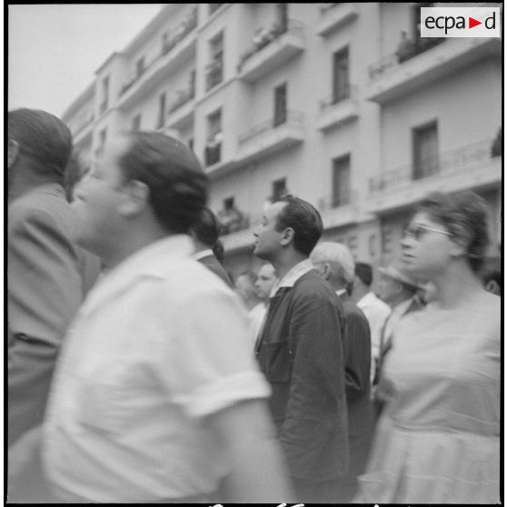 Prise d'armes à Bône en l'honneur des trois soldats français assassinés par le FLN. [Description en cours]