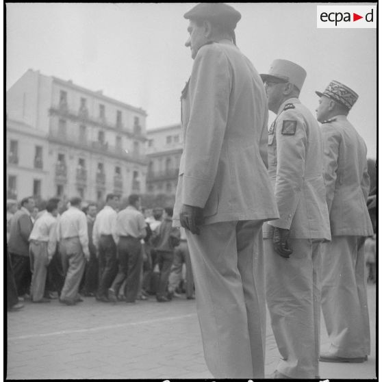 Prise d'armes à Bône en l'honneur des trois soldats français assassinés par le FLN. [Description en cours]