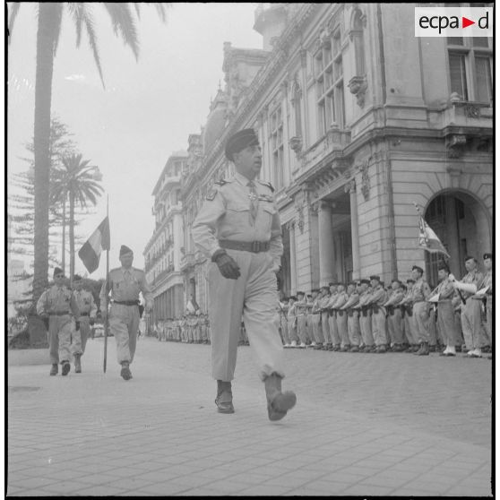 Prise d'armes à Bône en l'honneur des trois soldats français assassinés par le FLN. [Description en cours]