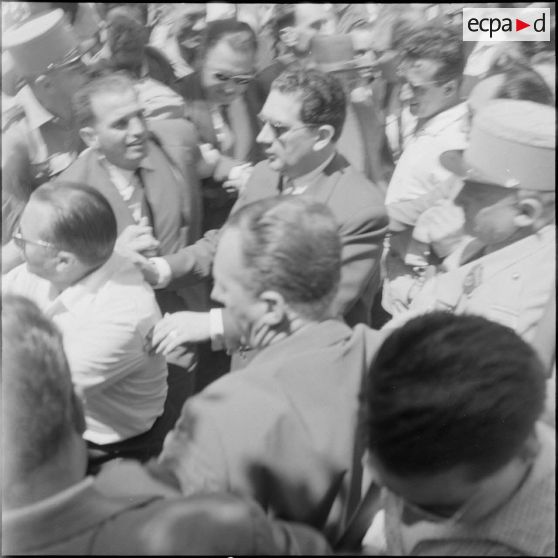 Jacques Soustelle dans une foule. [Description en cours]