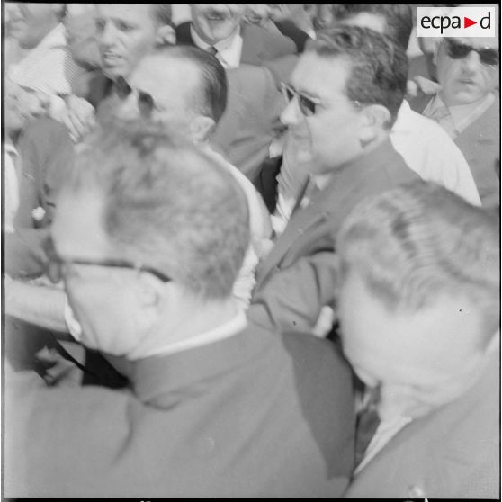 Jacques Soustelle dans une foule. [Description en cours]