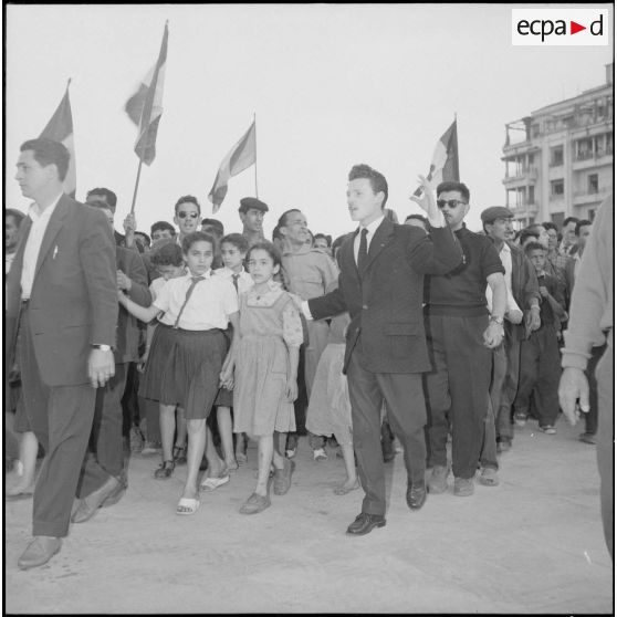 La foule pendant la communication du message du général de Gaulle par Léon Delbecque à Alger. [Description en cours]