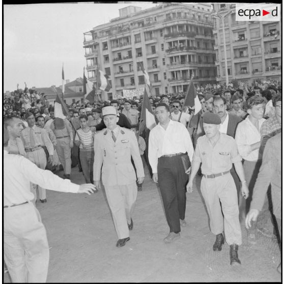 La foule pendant la communication du message du général de Gaulle par Léon Delbecque à Alger. [Description en cours]