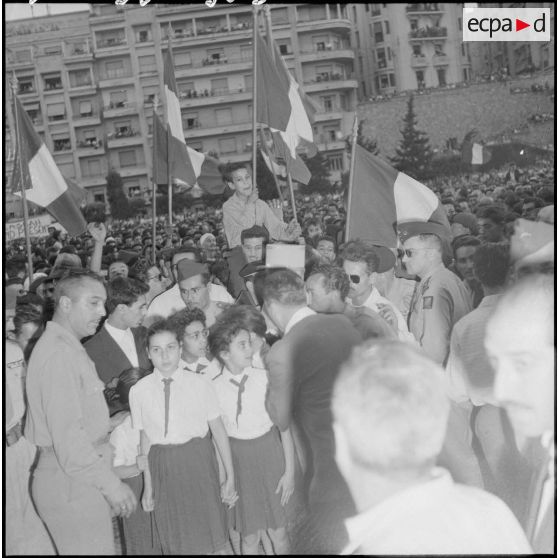 La foule pendant la communication du message du général de Gaulle par Léon Delbecque à Alger. [Description en cours]