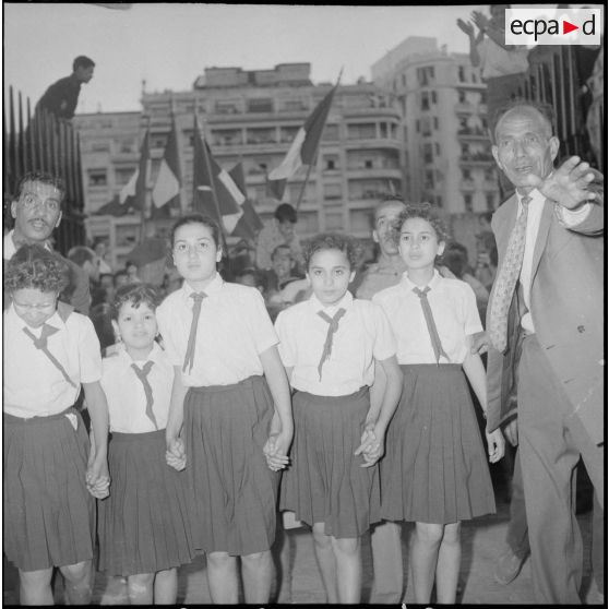 La foule pendant la communication du message du général de Gaulle par Léon Delbecque à Alger. [Description en cours]