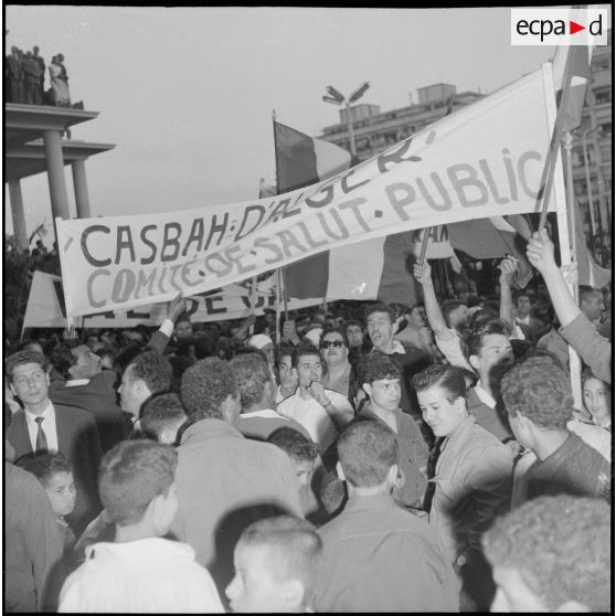 La foule pendant la communication du message du général de Gaulle par Léon Delbecque à Alger. [Description en cours]