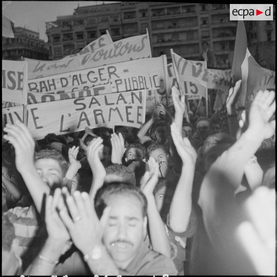 La foule pendant la communication du message du général de Gaulle par Léon Delbecque à Alger. [Description en cours]