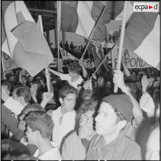 La foule pendant la communication du message du général de Gaulle par Léon Delbecque à Alger. [Description en cours]