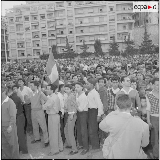 La foule pendant la communication du message du général de Gaulle par Léon Delbecque à Alger. [Description en cours]
