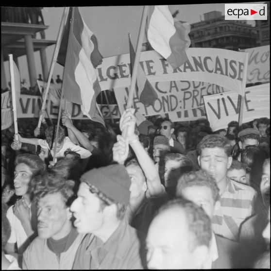 La foule pendant la communication du message du général de Gaulle par Léon Delbecque à Alger. [Description en cours]