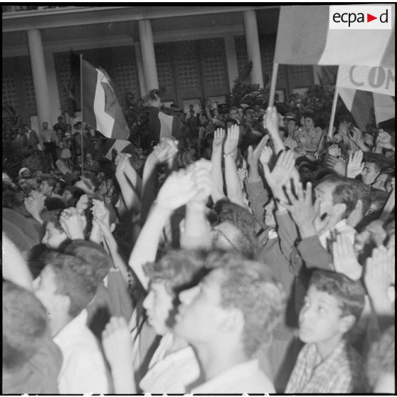 La foule pendant la communication du message du général de Gaulle par Léon Delbecque à Alger. [Description en cours]