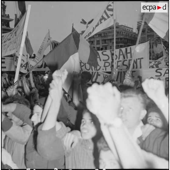 La foule pendant la communication du message du général de Gaulle par Léon Delbecque à Alger. [Description en cours]