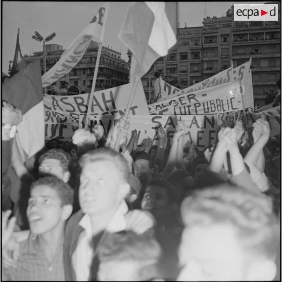 La foule pendant la communication du message du général de Gaulle par Léon Delbecque à Alger. [Description en cours]