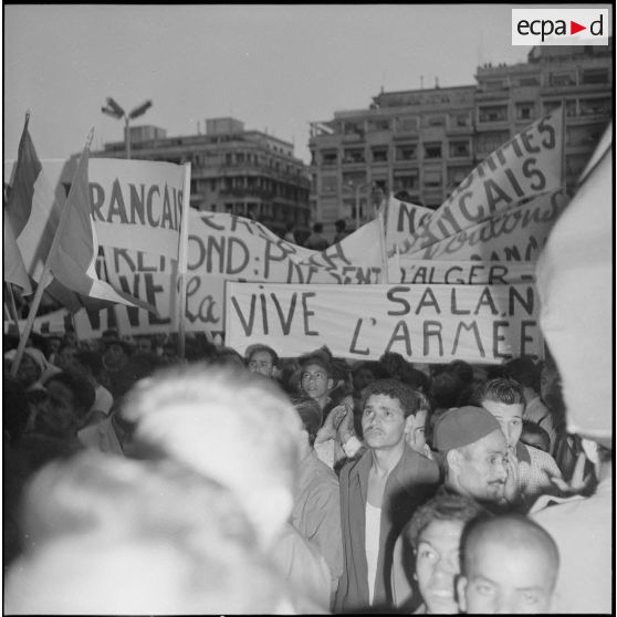 La foule pendant la communication du message du général de Gaulle par Léon Delbecque à Alger. [Description en cours]