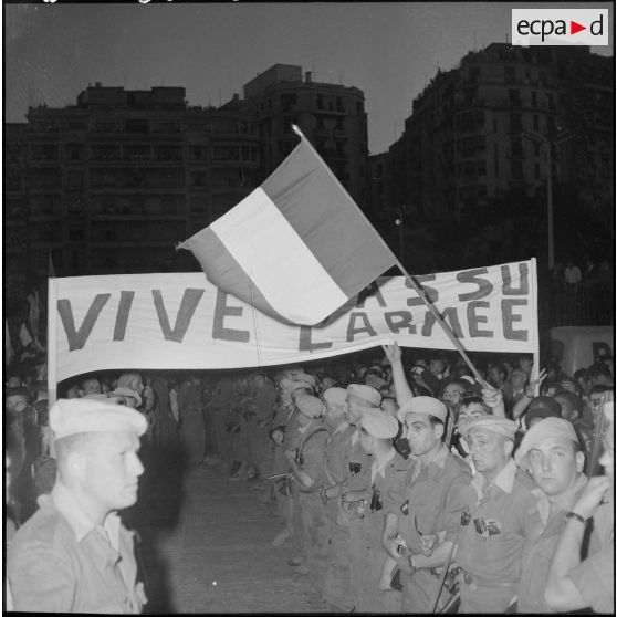 La foule pendant la communication du message du général de Gaulle par Léon Delbecque à Alger. [Description en cours]