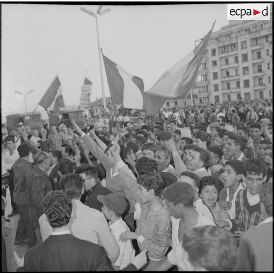 La foule pendant la communication du message du général de Gaulle par Léon Delbecque à Alger. [Description en cours]