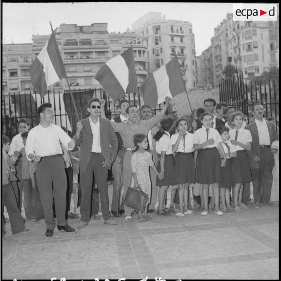 La foule pendant la communication du message du général de Gaulle par Léon Delbecque à Alger. [Description en cours]
